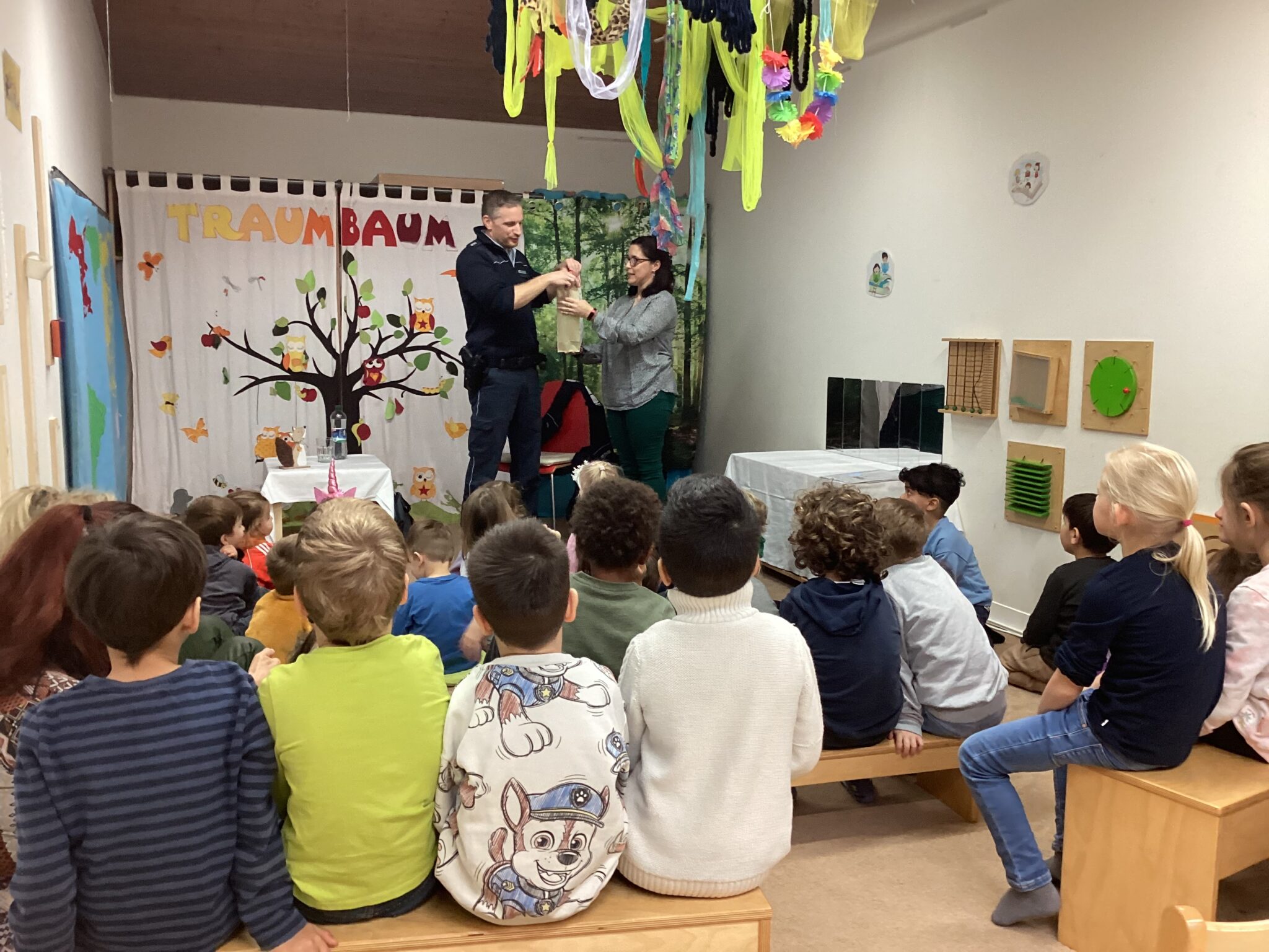  Projekt Farben - Kinderzentren Kunterbunt Illustration 