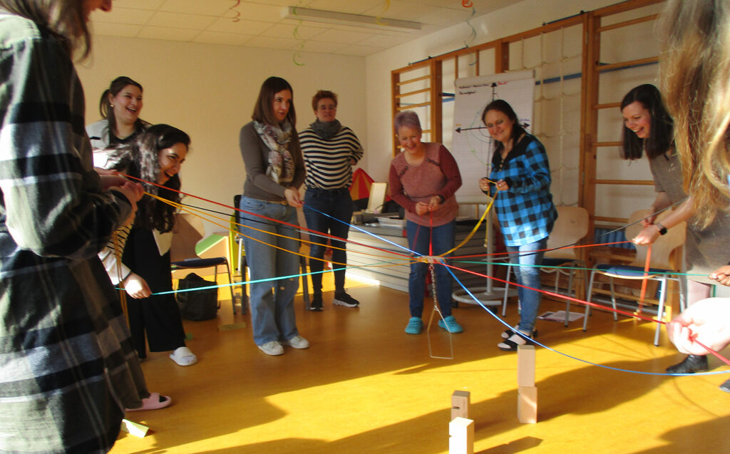  Projekt Farben - Kinderzentren Kunterbunt Illustration 